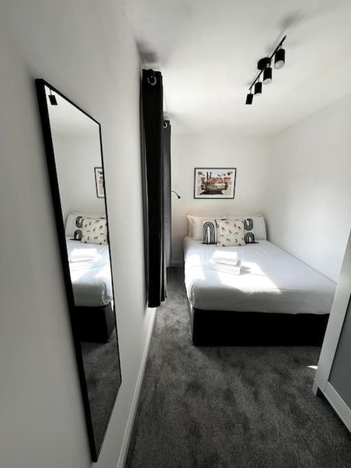 Central Chic 3 Bed, Great Location Уинчестър Екстериор снимка